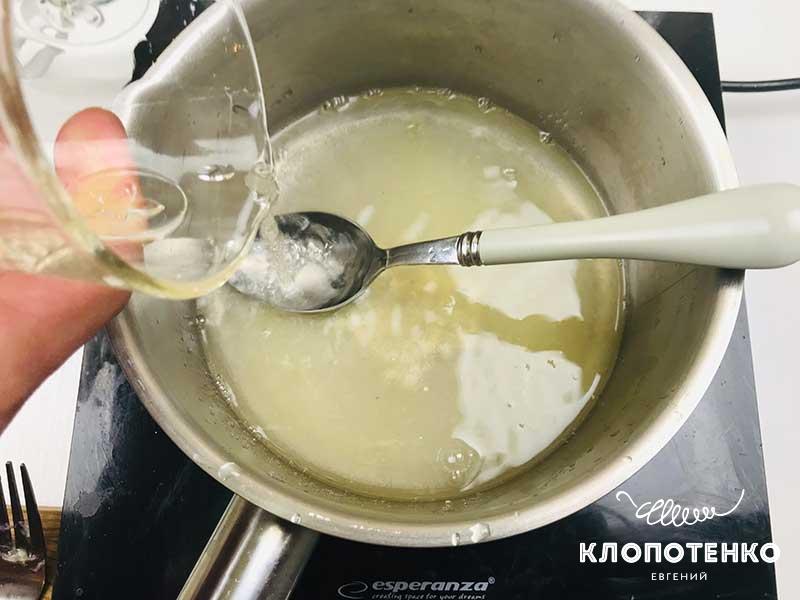 Налейте в сотейник 150 мл воды