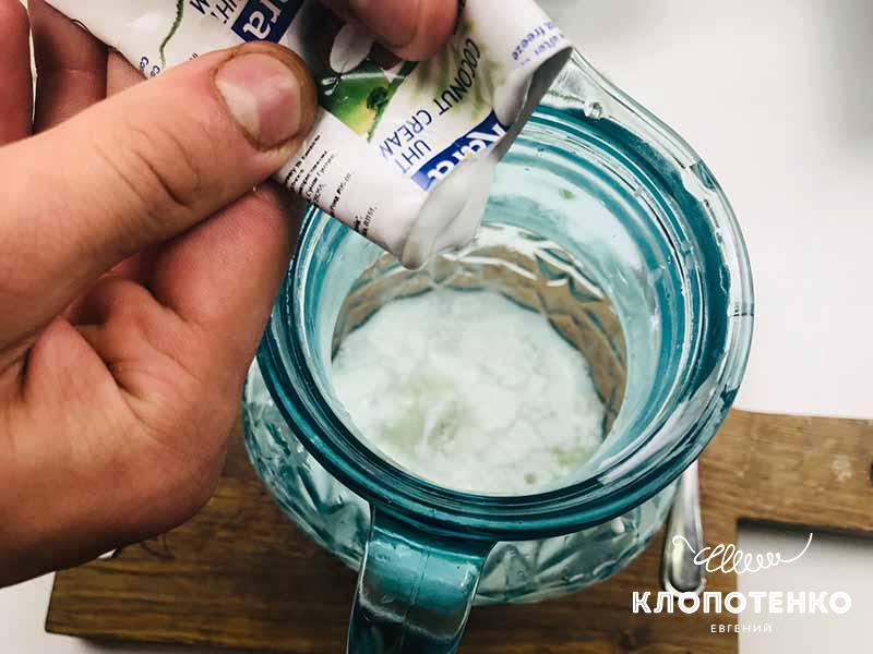 Добавьте 65 мл кокосовых сливок