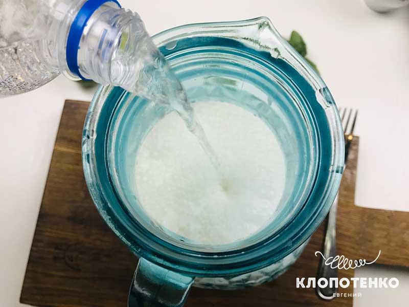 Добавьте в графин сильногазированную столовую воду