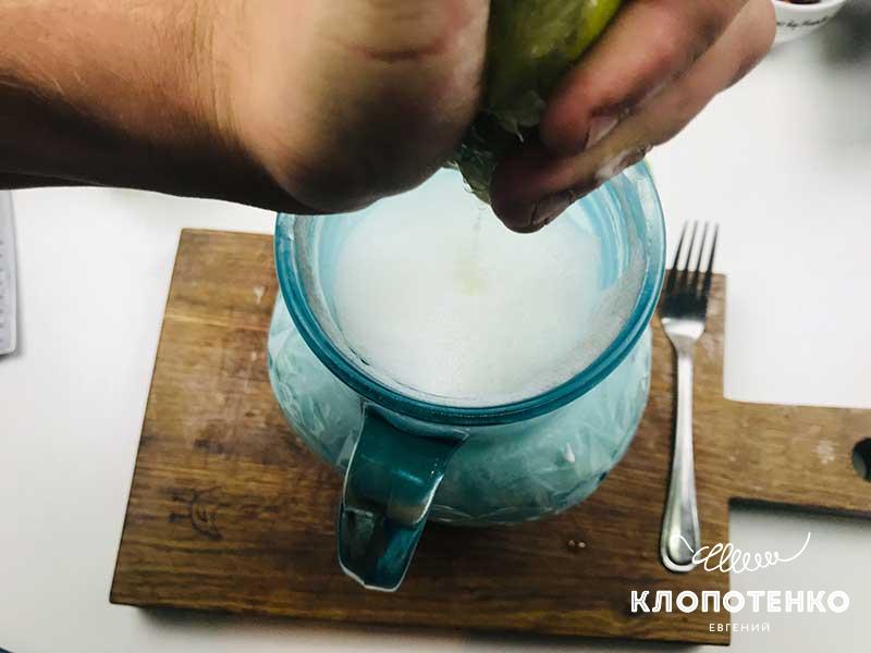 Выдавите в грфин сок лайма