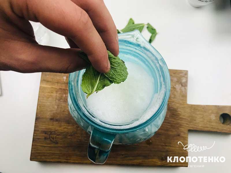 Добавьте в графин листики мяты