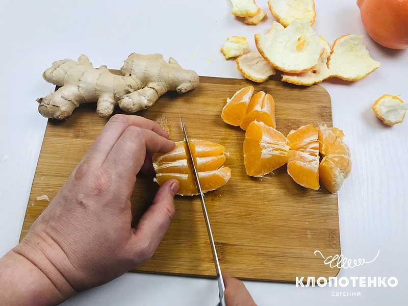 Нарежьте мандарины произвольными кусочками