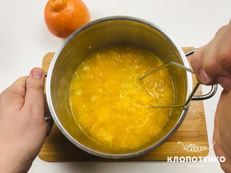 Разомните смесь толкушкой