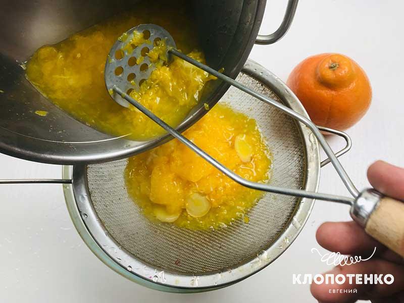 Процедите сироп через мелкое сито