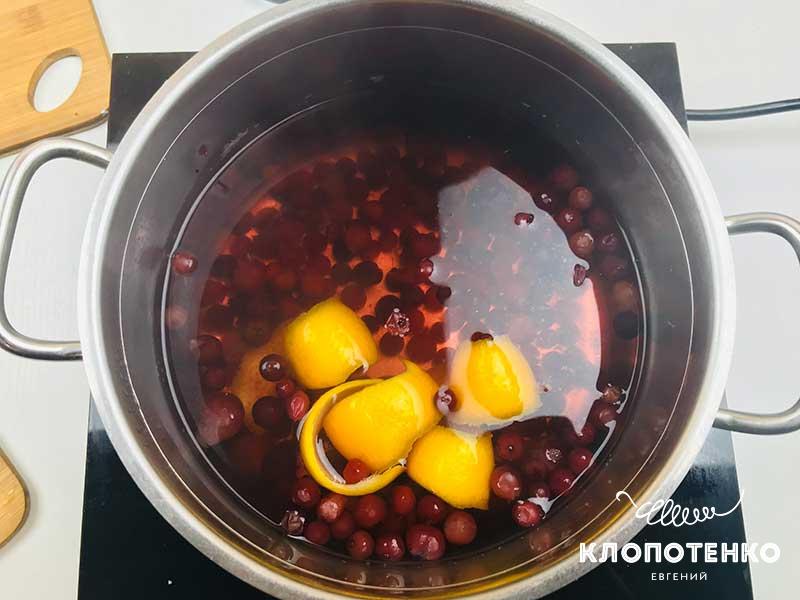Залейте клюкву и цедру водой