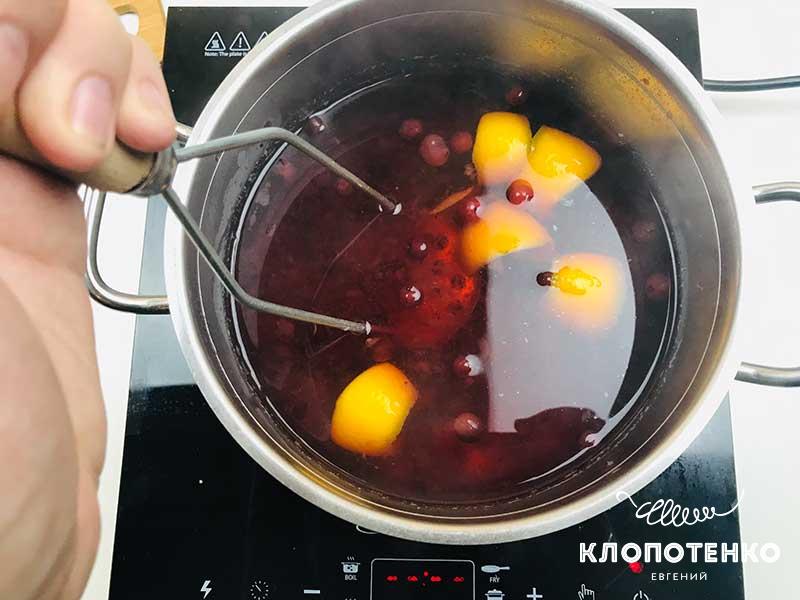 Горячую смесь немного разомните толкушкой