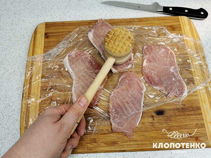 Свиную корейку нарежьте слайсами