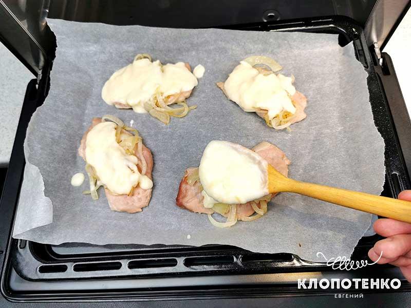 Полейте сверху соусом бешамель