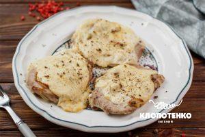 Мясо по-французски с соусом бешамель