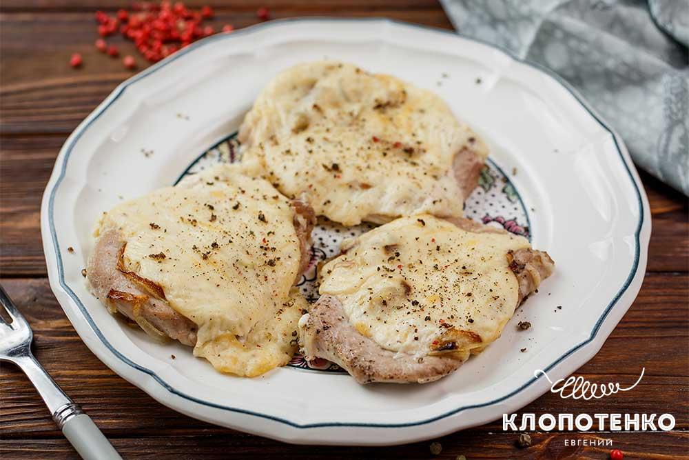 Мясо по-французски с соусом бешамель