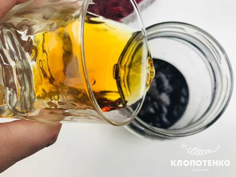В емкость к вину добавьте 400 мл коньяка