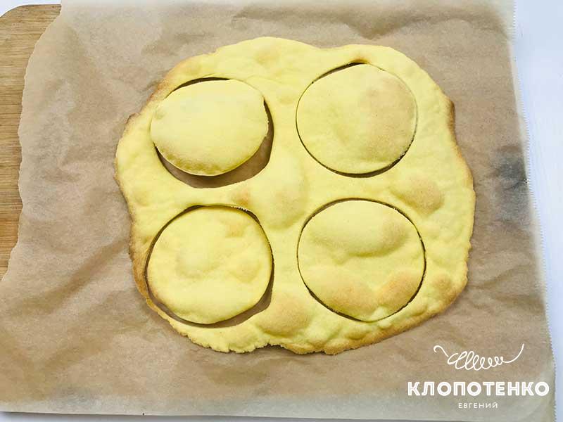 Отправьте корж запекаться
