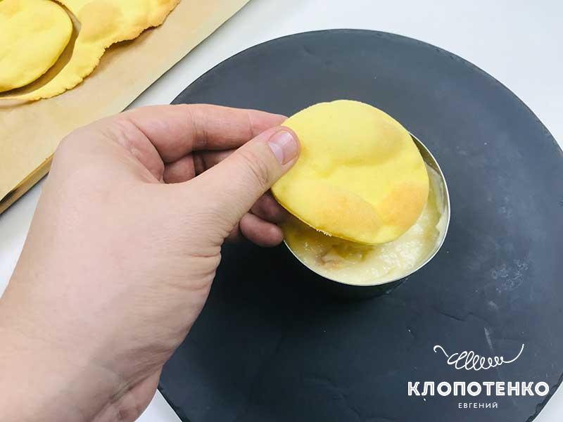 Смажьте коржи заварным кремом