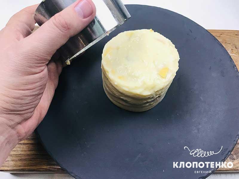 Удалите формовочное кольцо и дайте десерту пропитаться