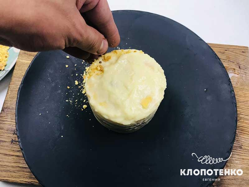 Посыпьте наполеон крошкой