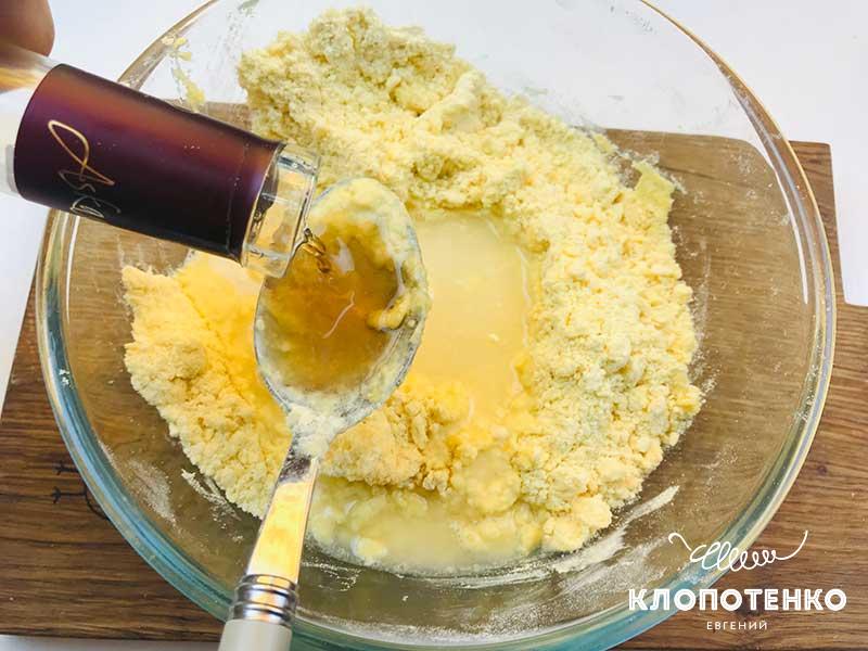 Добавьте уксус и коньяк