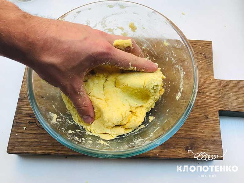 Замешайте пластичное тесто