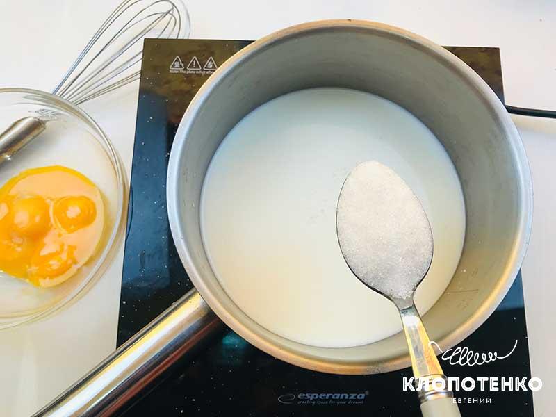 Смешайте молоко и сахар