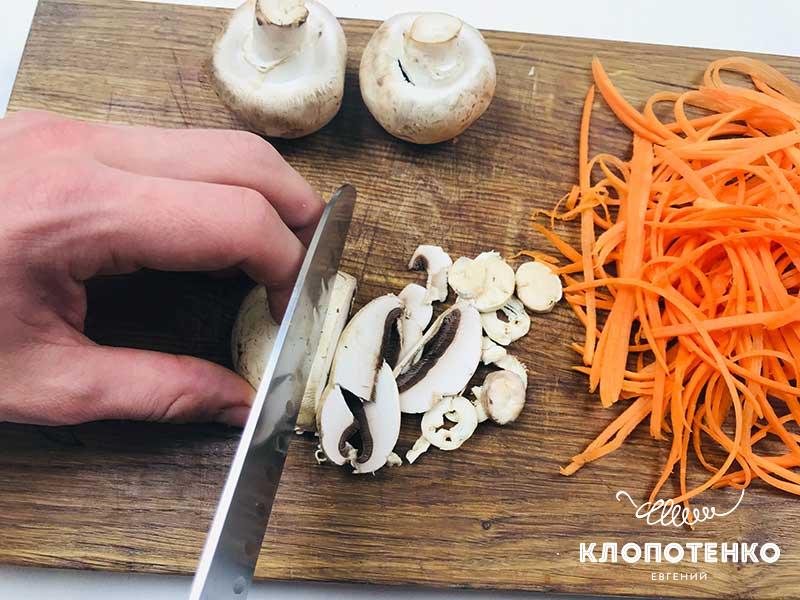 Нарежьте шампиньоны слайсами