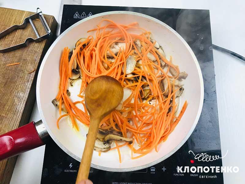 Подрумяньте шампиньоны и морковь