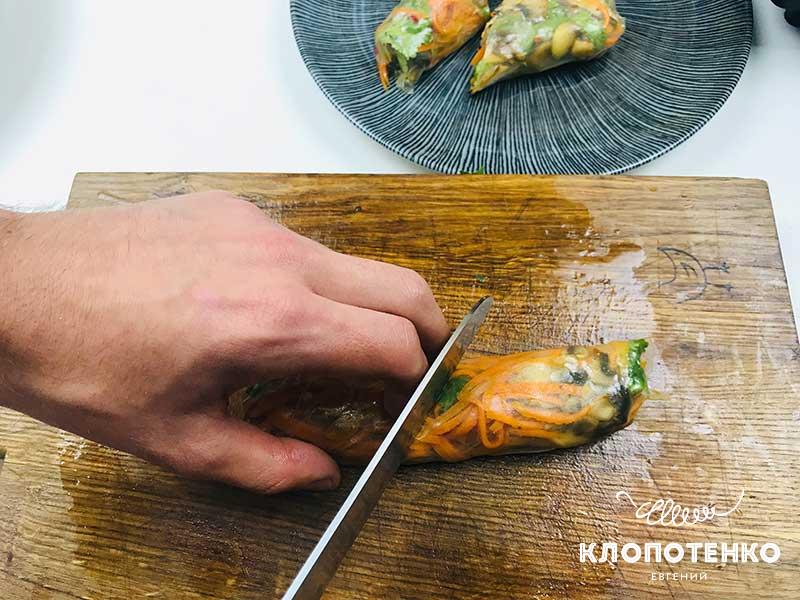 Разрежьте ролл пополам
