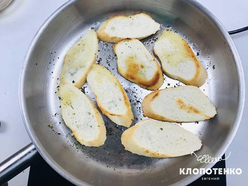 Подсушите ломтики багета