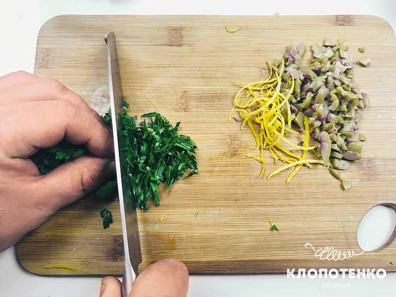 Измельчите листья петрушки