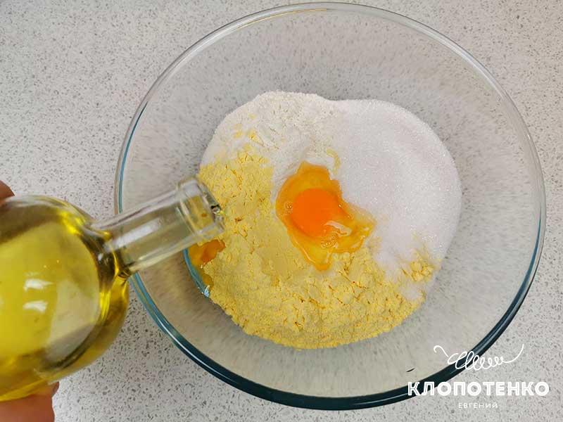 В миске смешайте два вида муки, яйцо и растительное масло