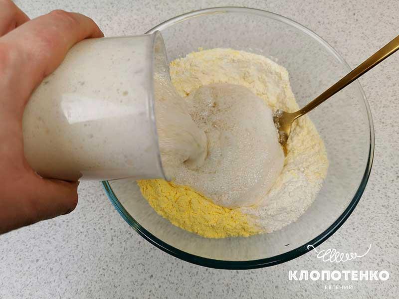 Добавьте дрожжевую смесь