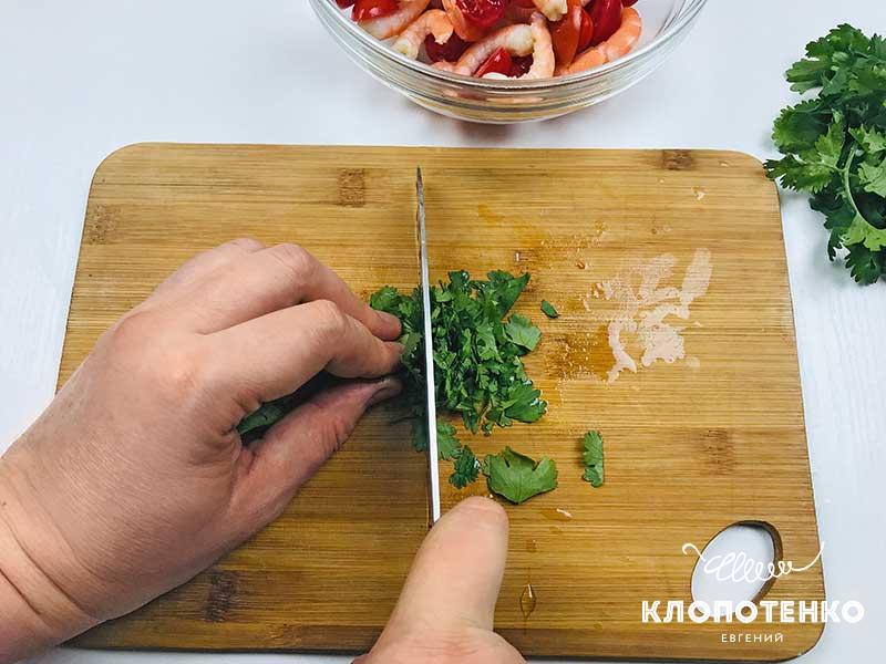 Порубите зелень кинзы