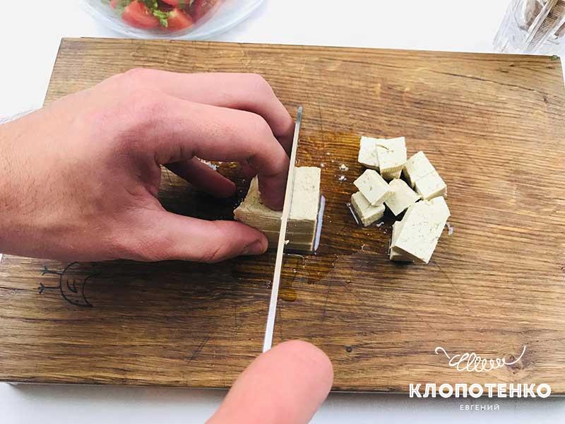 Сыр тофу нарежьте кубиками