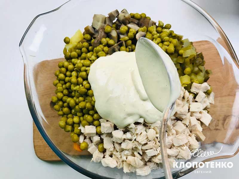 Заправьте салат майонезом