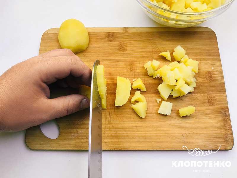 Нарежьте картофель