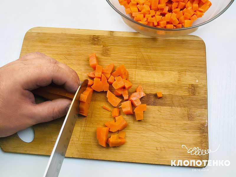 Морковь нарежьте небольшими кубиками
