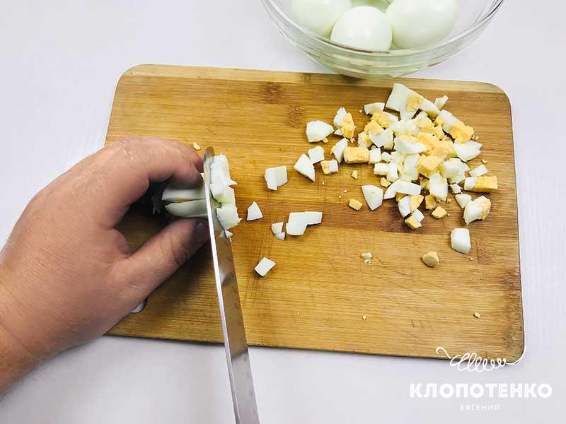Нарежьте яйца