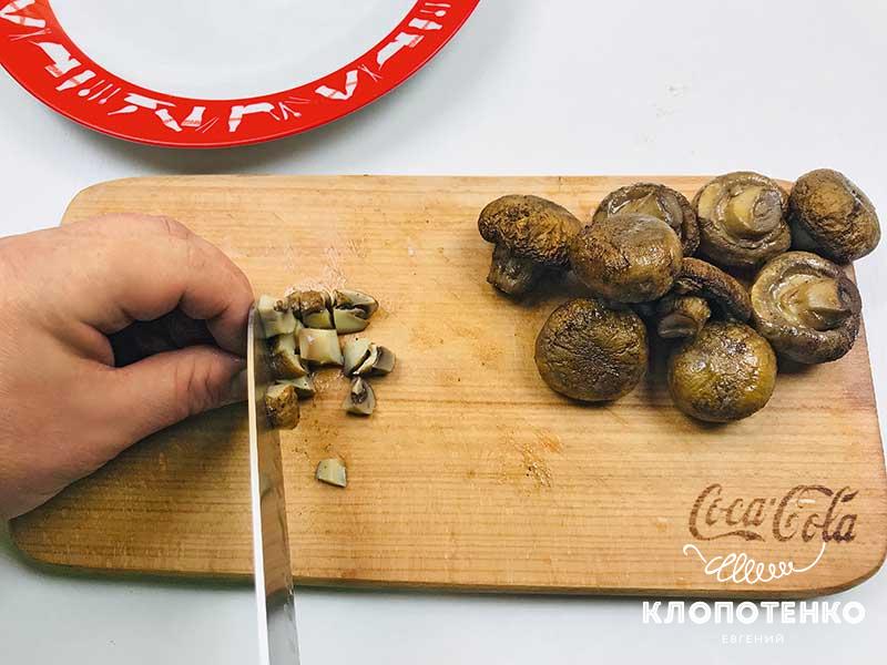 Запеченные шампиньоны нарежьте кубиками