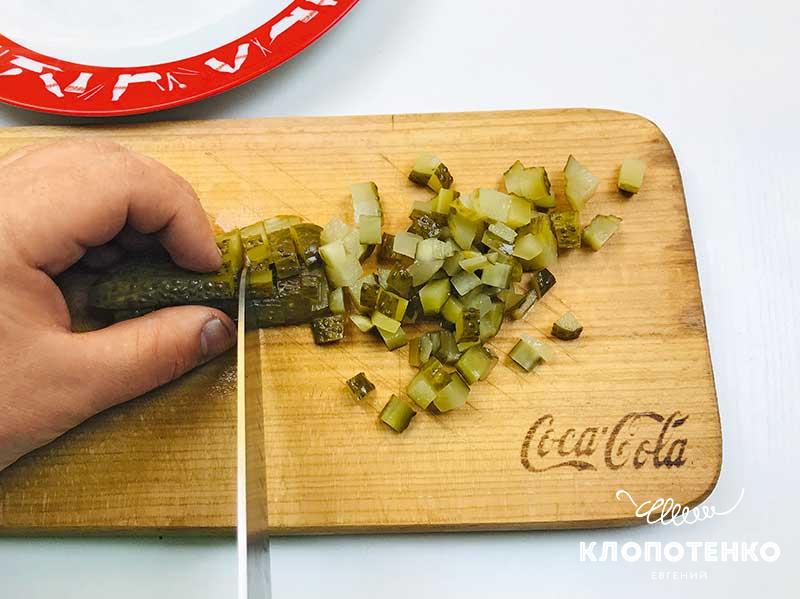Соленые огурцы нарежьте кубиками