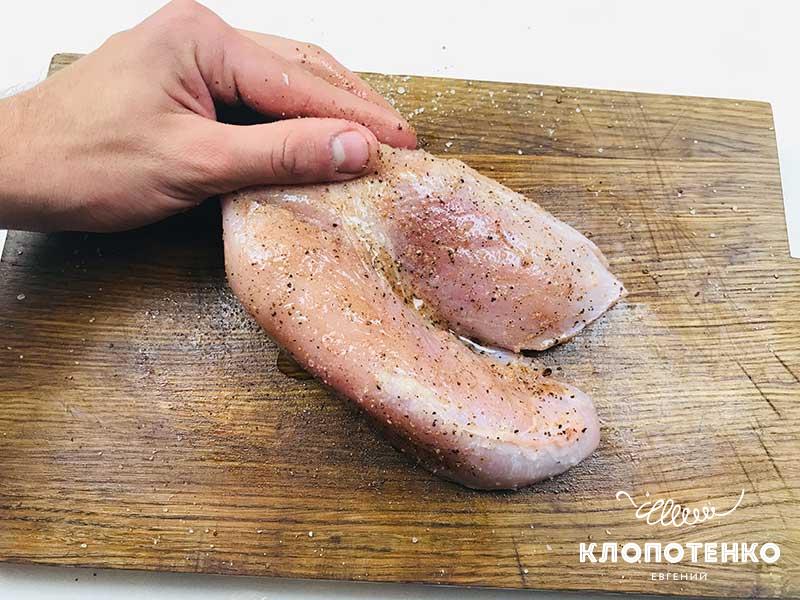Филе индейки натрите солью и перцем