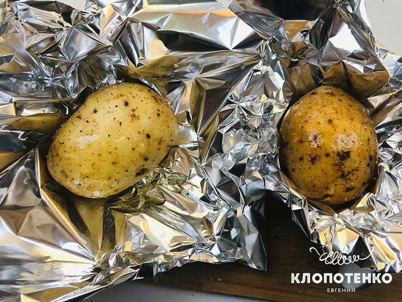 Заверните картофель в фольгу и запекайте