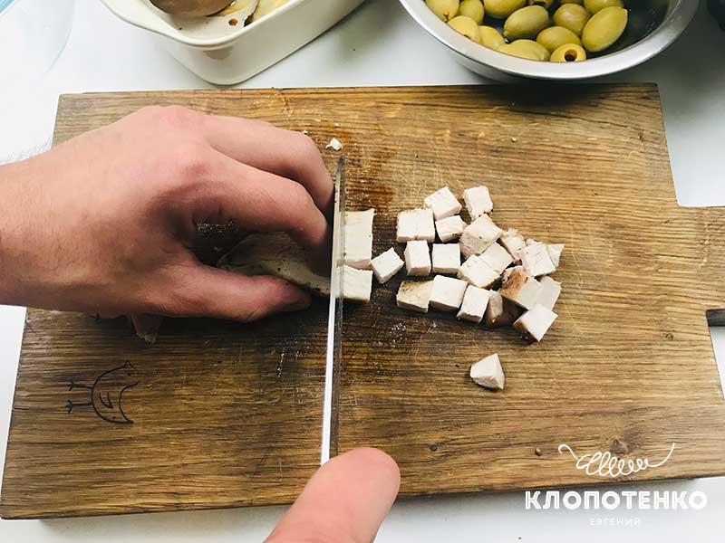 филе индейки нарежьте средними кубиками