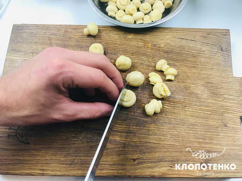шампиньоны нарежьте пополам