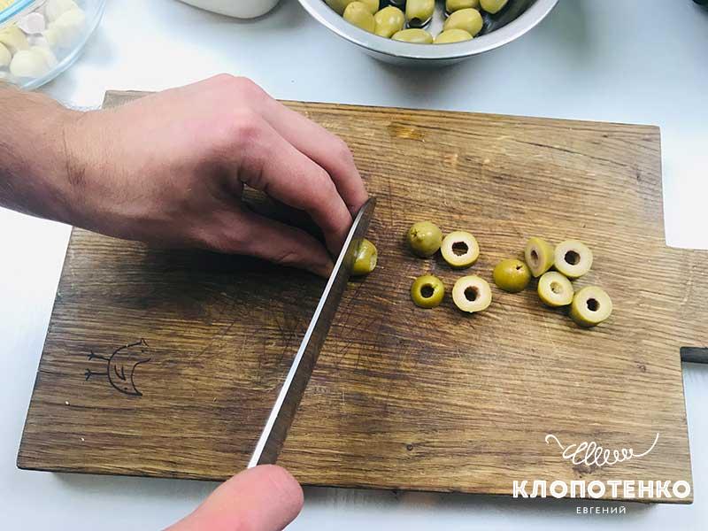 Оливки без косточек нарежьте кольцами
