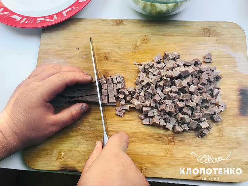 Язык нарежьте мелкими кубиками