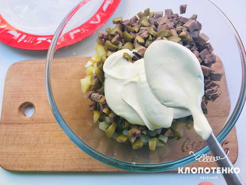 Соедините все ингредиенты в миске и заправьте домашним майонезом