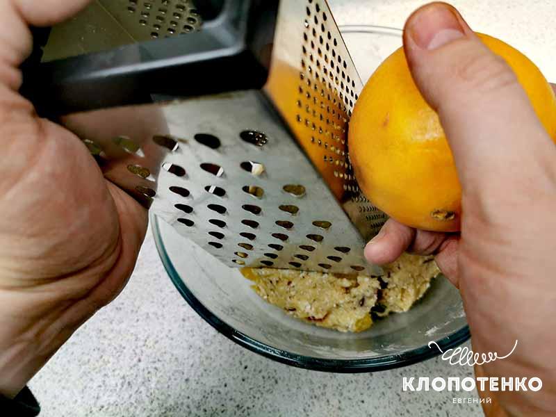 Натрите в тесто цедру одного апельсина