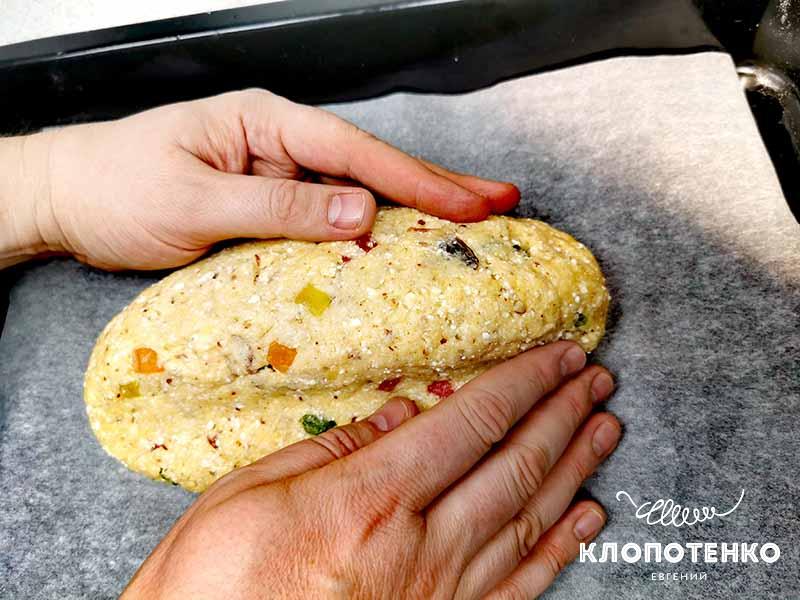 Сформируйте штолен в форме продолговатой буханки