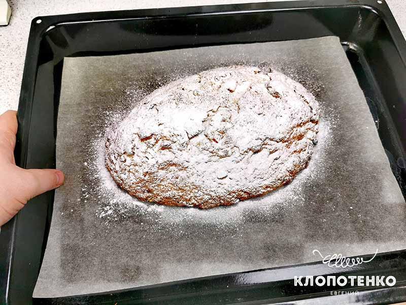 Готовый штолен достаньте из духовки, дайте остыть, пропитайте сиропом