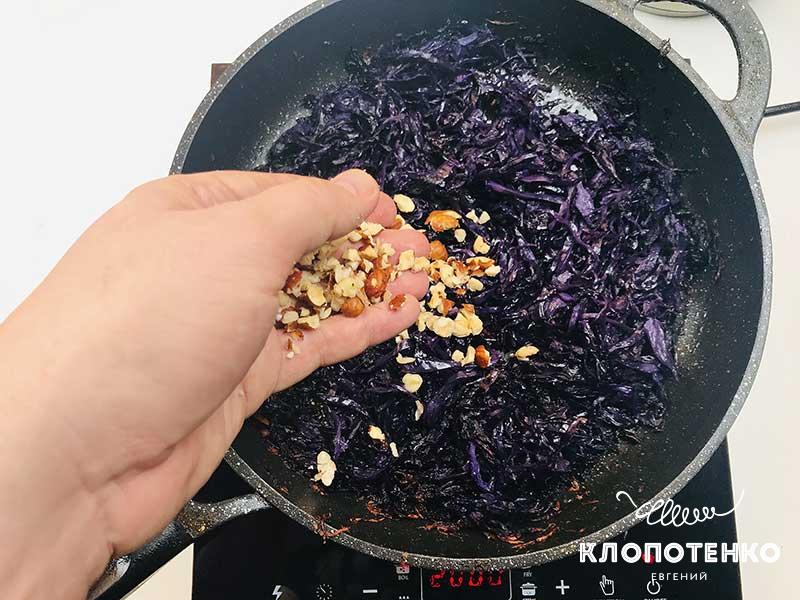 Добавьте 100 г лесных орехов