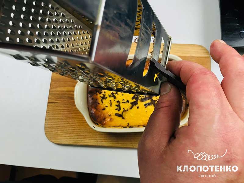 украсьте запеканку тертым шоколадом