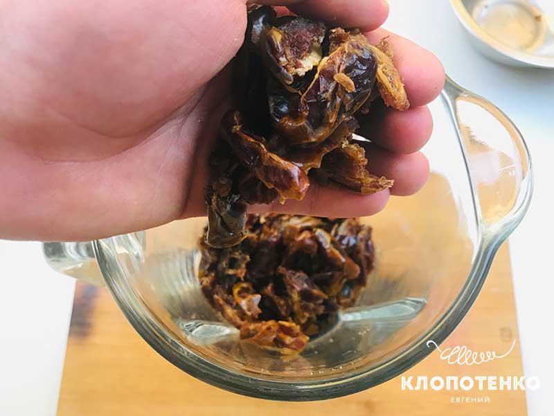 Удалите косточки из фиников